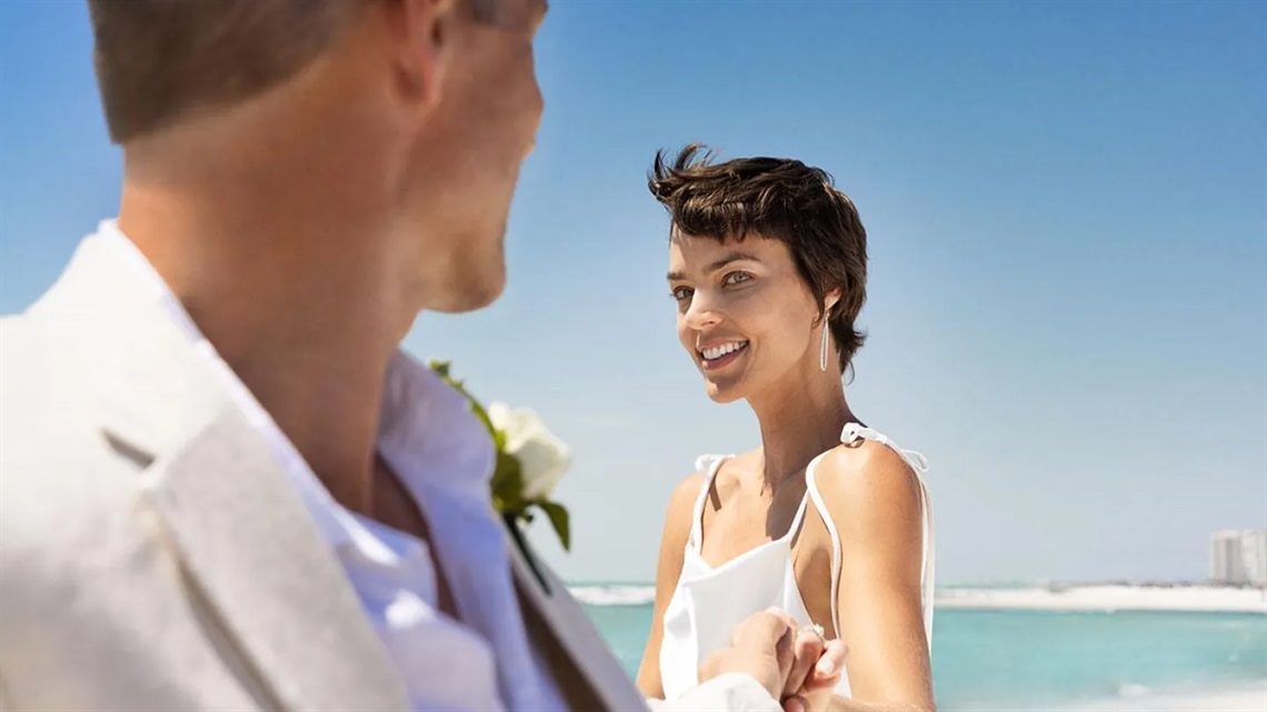 Wedding Couple on the Beach 
