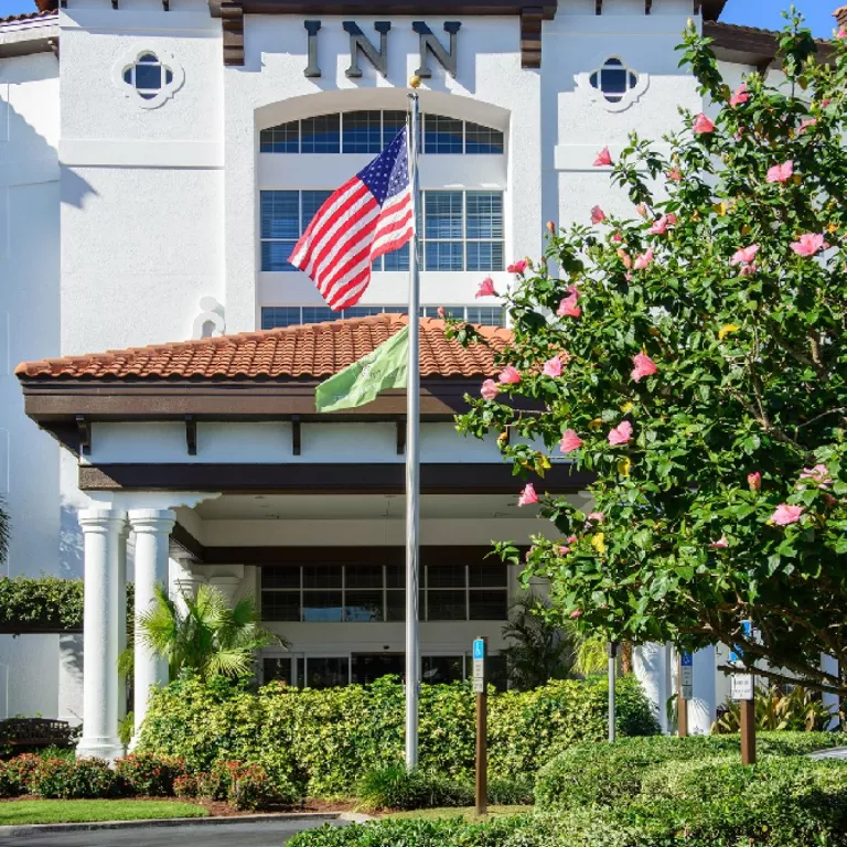 Front Entrance of Hotel Photo 10