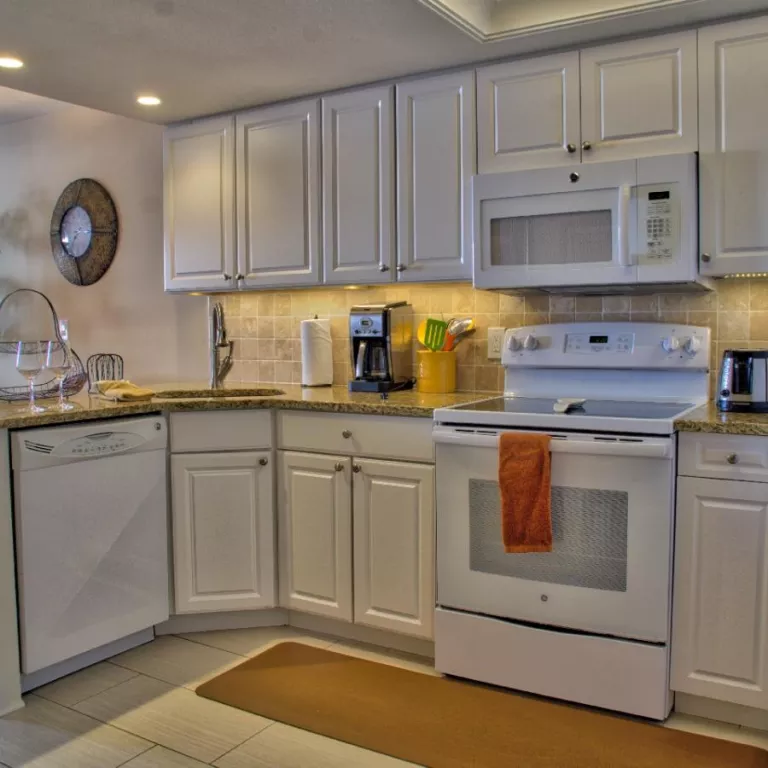 Updated Fully Stocked Kitchen for Convience Photo 4