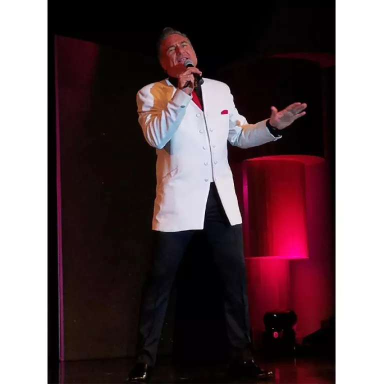 Male singer Photo