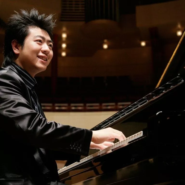 Image of Lang Lang in a promotional portrait Photo