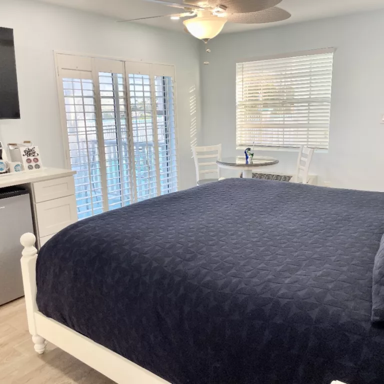 Waterfront King Suite 1 with pool and water view Photo 2