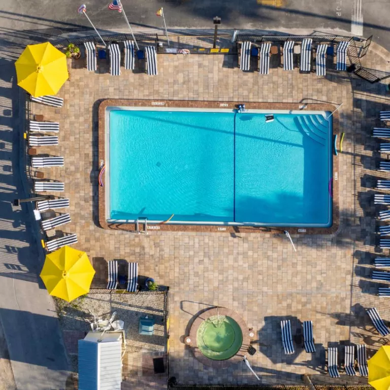 Swimming pool and hot tub Photo 3