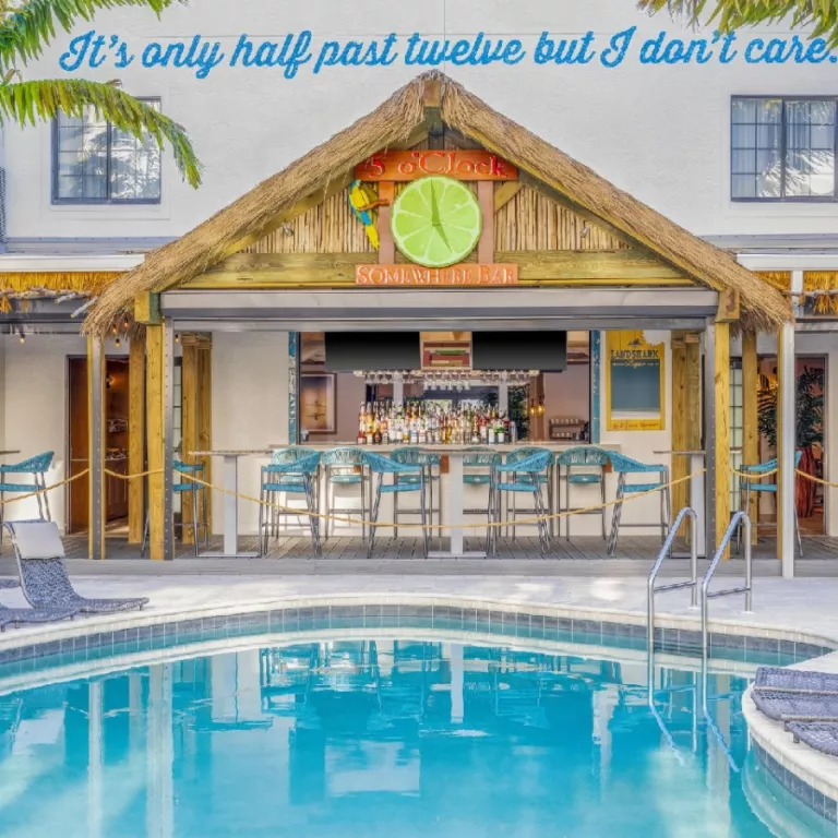 5 o'clock Somewhere Bar and Grill Photo