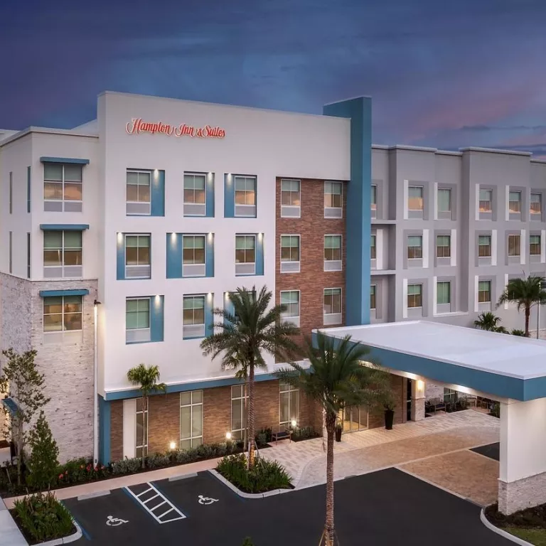 Hampton Inn South Exterior Photo