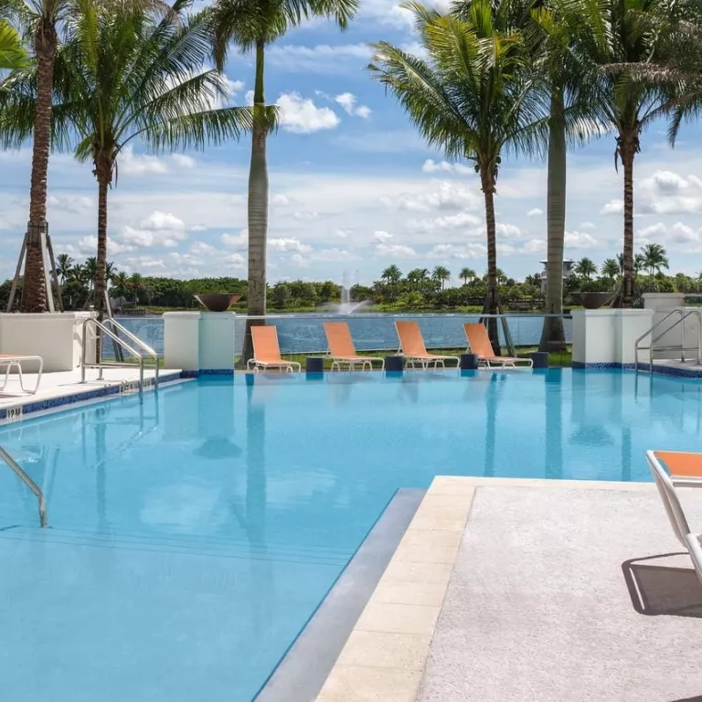 Hampton inn South Pool Photo 2
