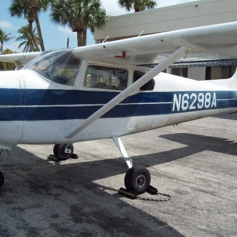 Cessna 182  Three passengers Photo 2