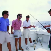 Um guia dá dicas durante uma excursão de pesca.