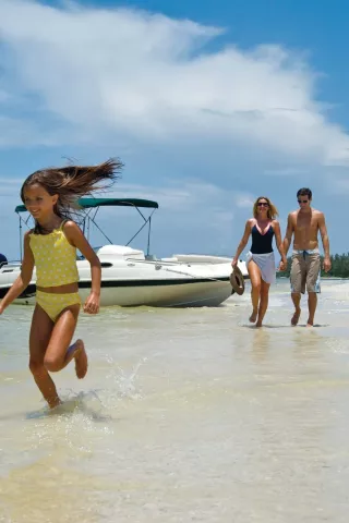 boating-beach-getaway-family-s4gkyill9atv92-1-5.jp