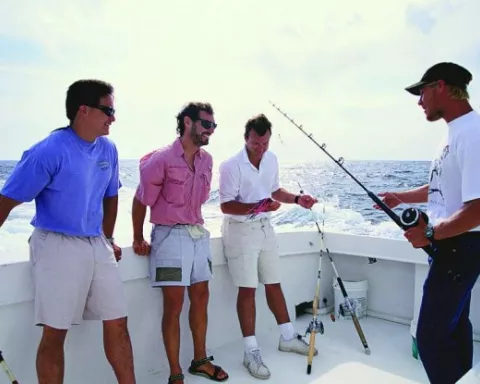 Um guia dá dicas durante uma excursão de pesca.